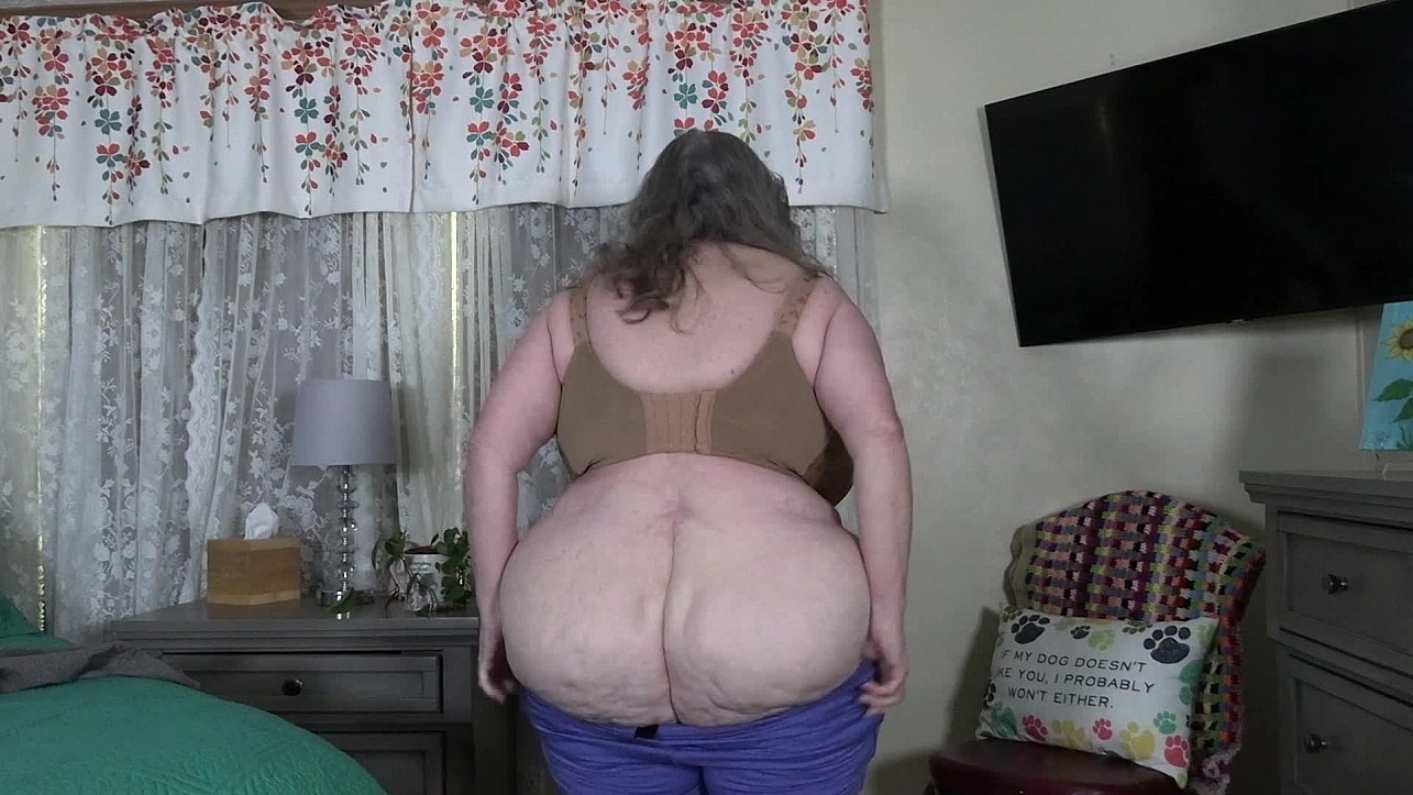 Suzy Squeezes Into Tight Yoga Pants