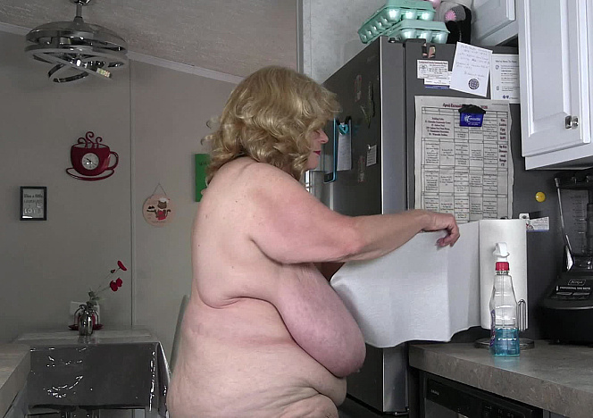 Naked Housework - Suzie Q video on CurveFanz